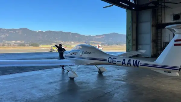 pilot-hanger.webp